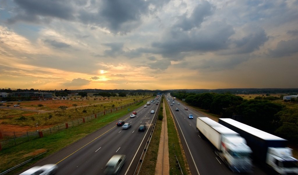 Обои дорога, облака, машины, шоссе, road, clouds, machine, highway разрешение 1920x1440 Загрузить