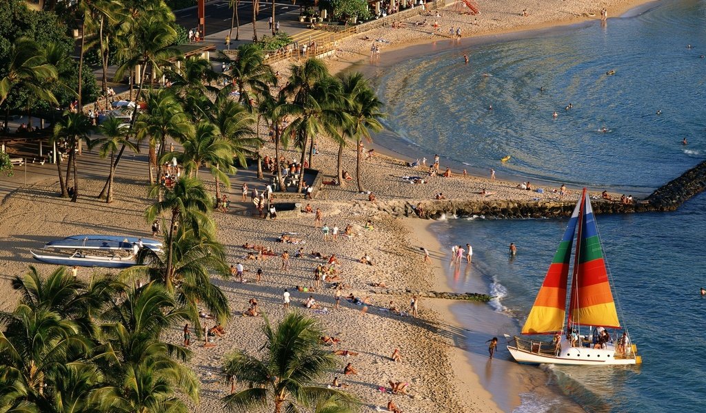 Обои берег, пейзаж, пляж, люди, пальмы, океан, яхта, shore, landscape, beach, people, palm trees, the ocean, yacht разрешение 1920x1080 Загрузить