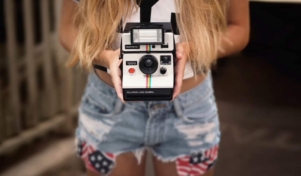 Обои руки, камера, шорты, polaroid, hands, camera, shorts разрешение 1920x1200 Загрузить