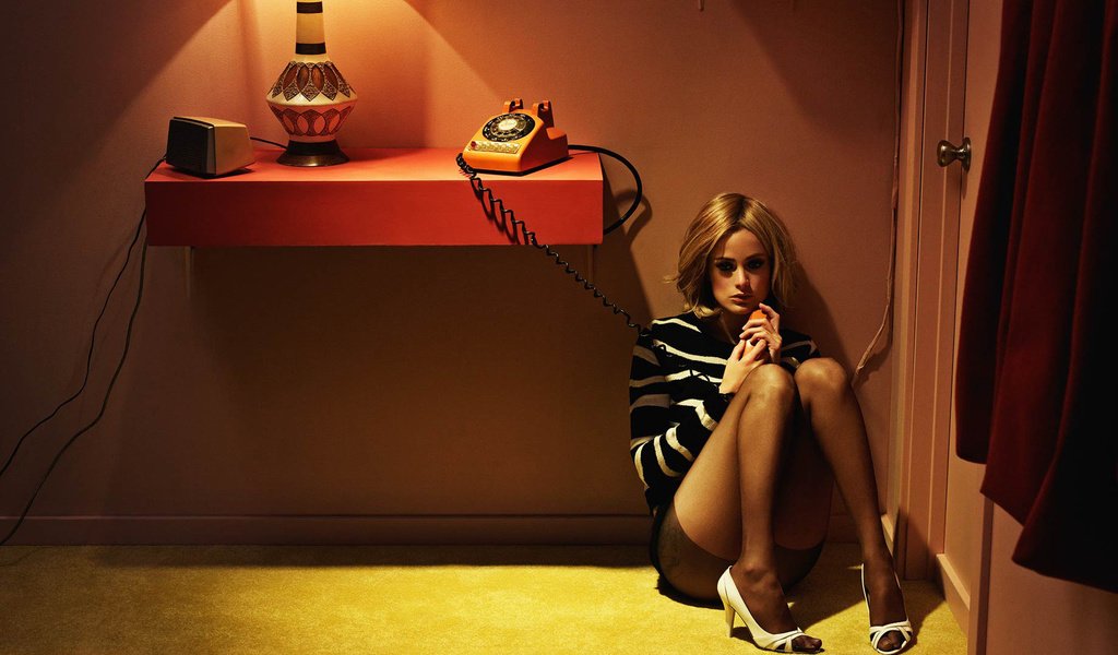 Обои блондинка, лампа, телефон, задумчивая, сидит на полу, blonde, lamp, phone, brooding, sitting on the floor разрешение 1920x1200 Загрузить
