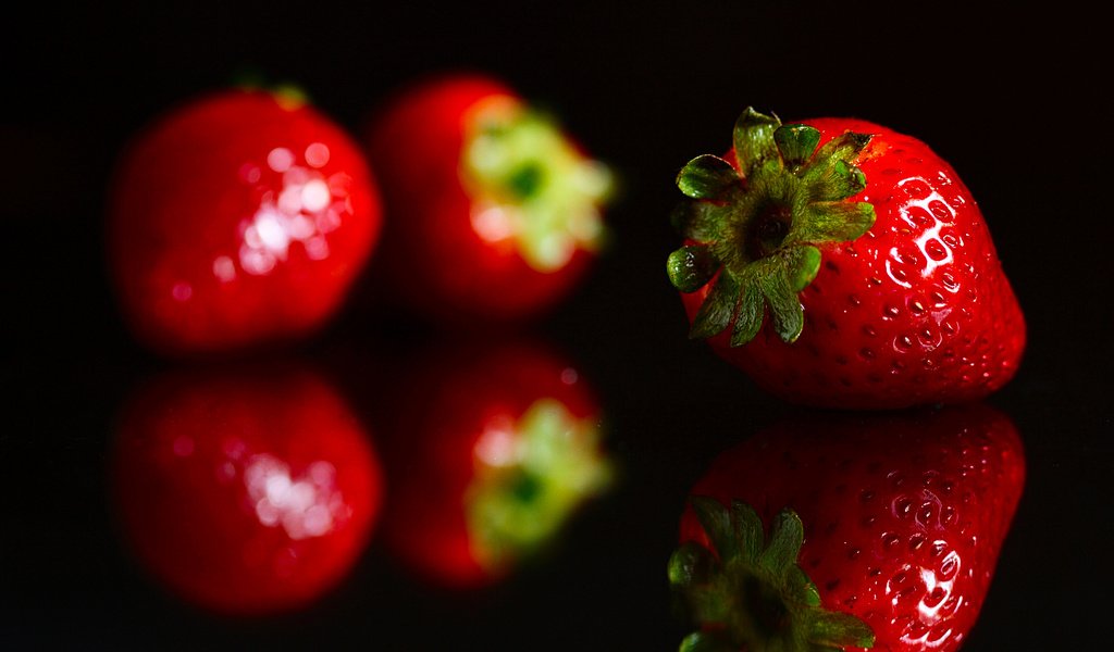 Обои отражение, красная, клубника, черный фон, ягоды, reflection, red, strawberry, black background, berries разрешение 2560x1600 Загрузить