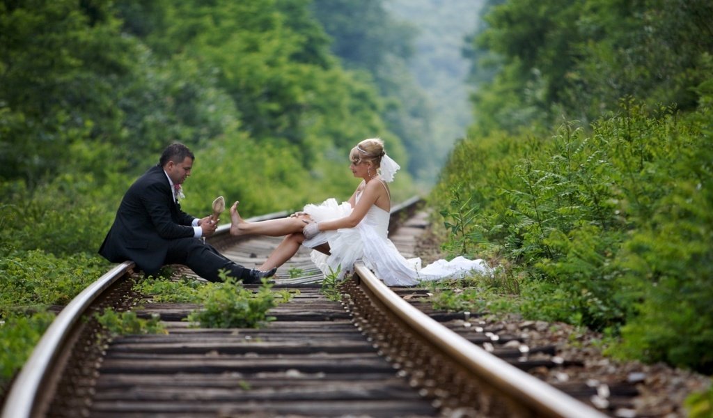 Обои фон, ситуации, жених, свадьба, невеста, и, на рельсах, background, situation, the groom, wedding, the bride, and, on the rails разрешение 1920x1080 Загрузить