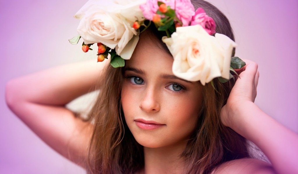 Обои девочка, венок,  цветы, дитя, фотосъемка, girl, wreath, flowers, child, photography разрешение 1932x1208 Загрузить