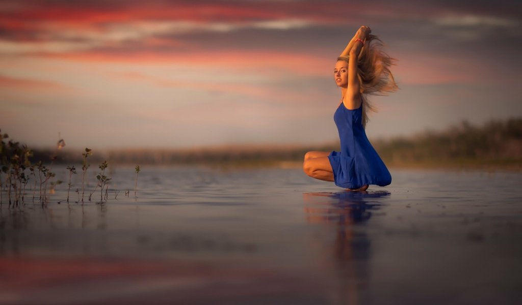 Обои вода, закат, девушка, отражение, платье, блондинка, water, sunset, girl, reflection, dress, blonde разрешение 2048x1465 Загрузить