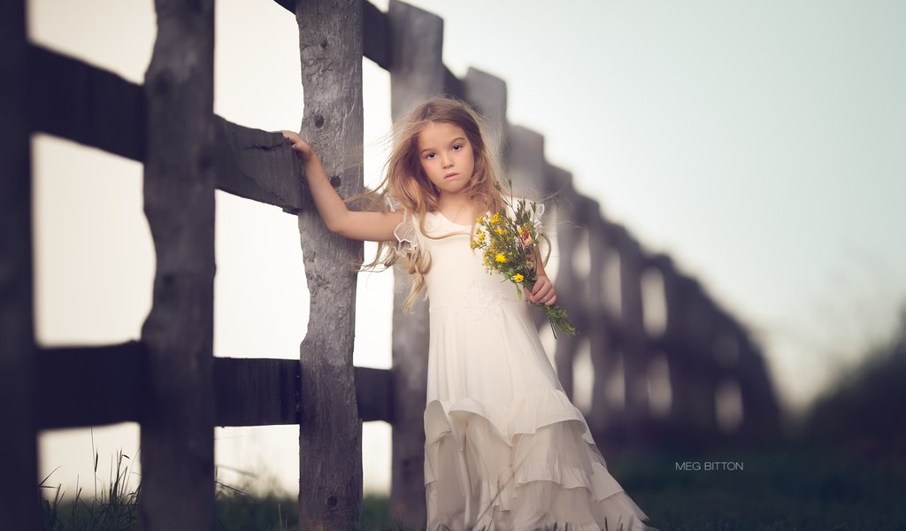 Обои цветы, настроение, платье, забор, дети, девочка, flowers, mood, dress, the fence, children, girl разрешение 2048x1370 Загрузить