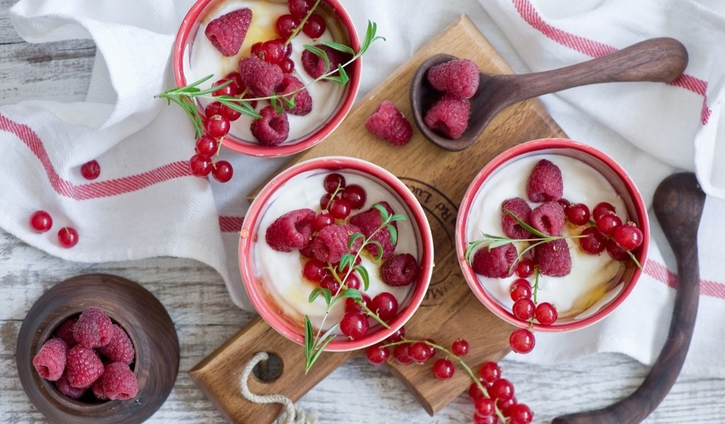 Обои малина, красная, ягоды, десерт, смородина, anna verdina, йогурт, raspberry, red, berries, dessert, currants, yogurt разрешение 1920x1284 Загрузить