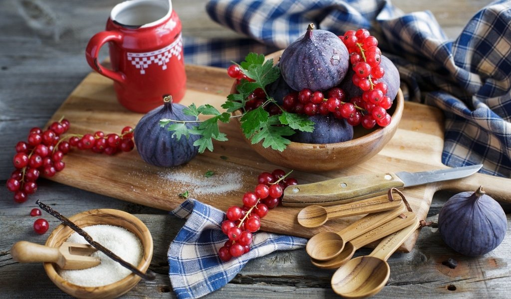 Обои красная, фрукты, ягоды, сахар, натюрморт, смородина, инжир, red, fruit, berries, sugar, still life, currants, figs разрешение 1920x1297 Загрузить