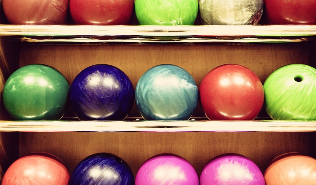 Обои шары, цвет, боулинг, полки, markus spiske, balls, color, bowling, shelves разрешение 4332x2860 Загрузить