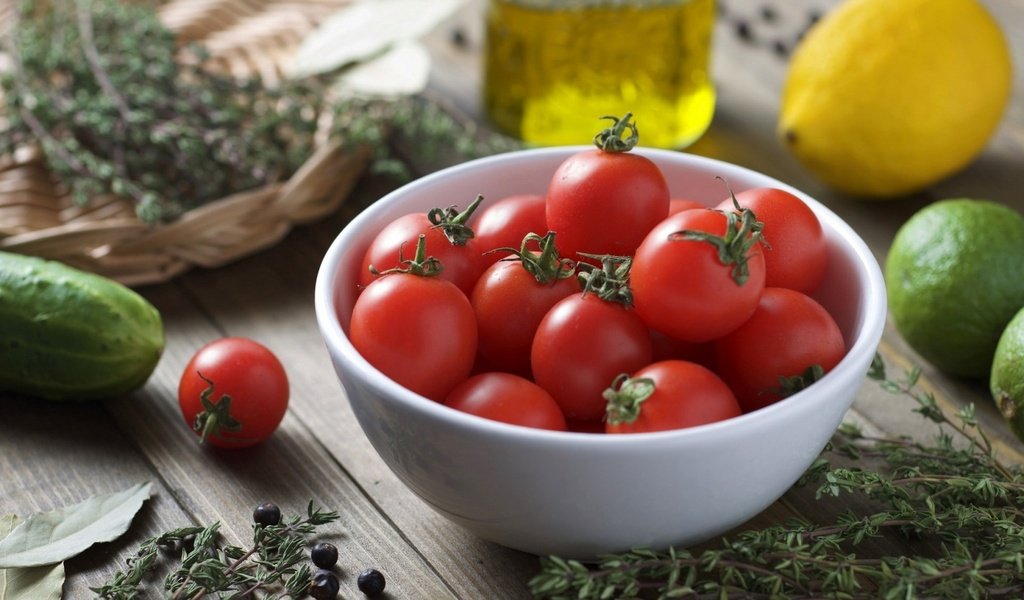 Обои лимон, лайм, овощи, помидоры, томаты, миска, огурец, чабрец, lemon, lime, vegetables, tomatoes, bowl, cucumber, thyme разрешение 1920x1200 Загрузить