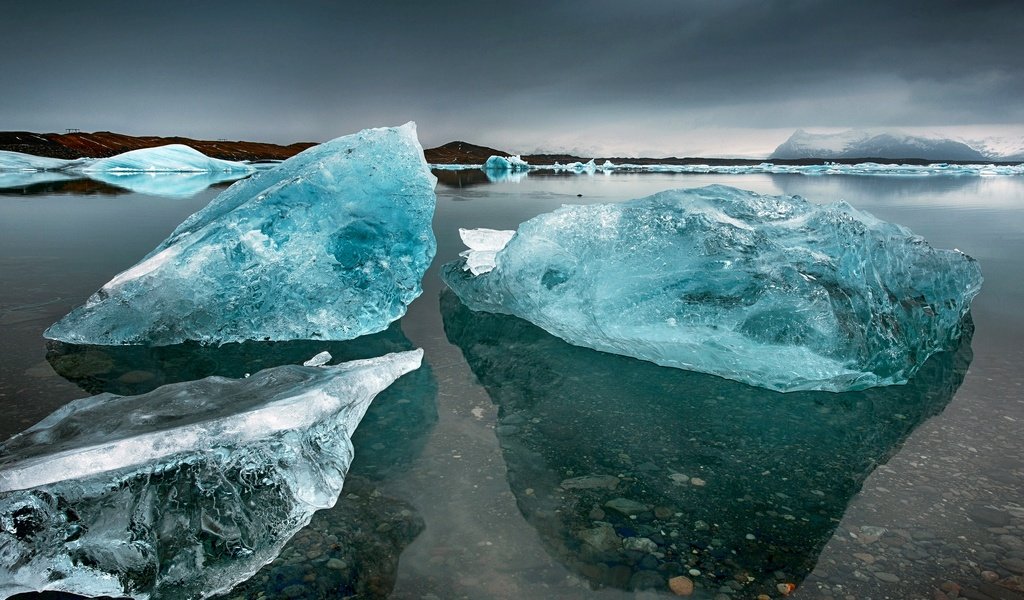 Обои небо, берег, море, горизонт, лёд, исландия, глыба, the sky, shore, sea, horizon, ice, iceland, lump разрешение 2048x1365 Загрузить