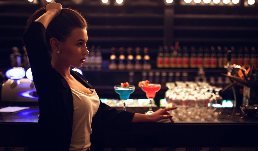 Обои девушка, бар, напитки, стойка, в баре, иван горохов, girl, bar, drinks, stand, at the bar, ivan gorokhov разрешение 2000x1255 Загрузить