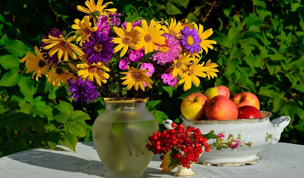 Обои яблоки, букет, калина, рудбекия, астры, флоксы, apples, bouquet, kalina, rudbeckia, asters, phlox разрешение 2400x1590 Загрузить