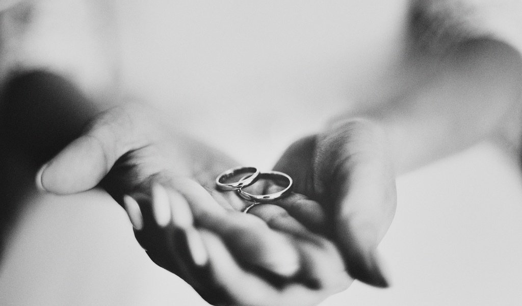 Обои чёрно-белое, руки, кольца, обручальные, black and white, hands, ring, wedding разрешение 3240x2160 Загрузить