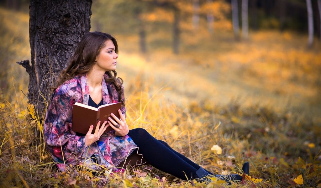 Обои дерево, девушка, осень, книга, задумчивость, tree, girl, autumn, book, reverie разрешение 2000x1335 Загрузить