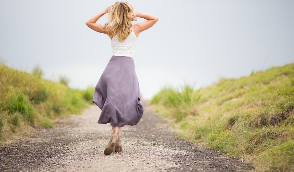 Обои дорога, девушка, настроение, фон, модель, спиной, длинные волосы, road, girl, mood, background, model, back, long hair разрешение 2880x1920 Загрузить