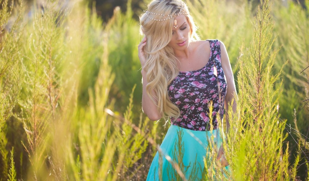 Обои трава, девушка, блондинка, поле, юбка, grass, girl, blonde, field, skirt разрешение 2560x1600 Загрузить