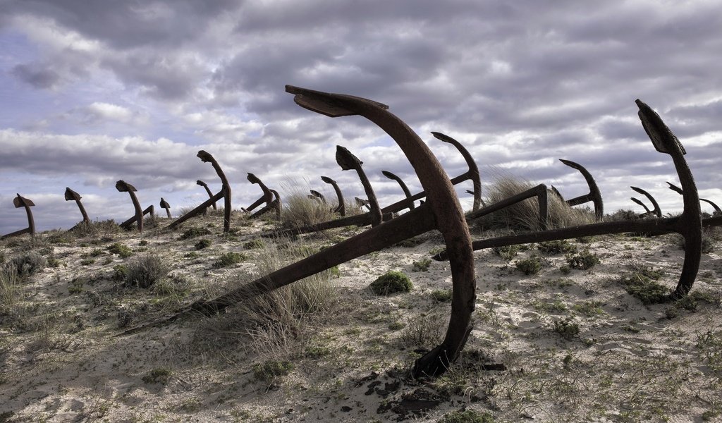 Обои небо, облака, берег, песок, пляж, якорь, the sky, clouds, shore, sand, beach, anchor разрешение 2048x1332 Загрузить