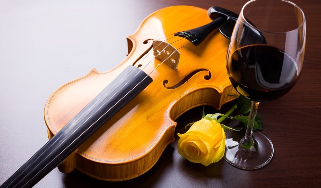 Обои цветок, скрипка, роза, струны, бокал, вино, жёлтая, flower, violin, rose, strings, glass, wine, yellow разрешение 2555x1600 Загрузить