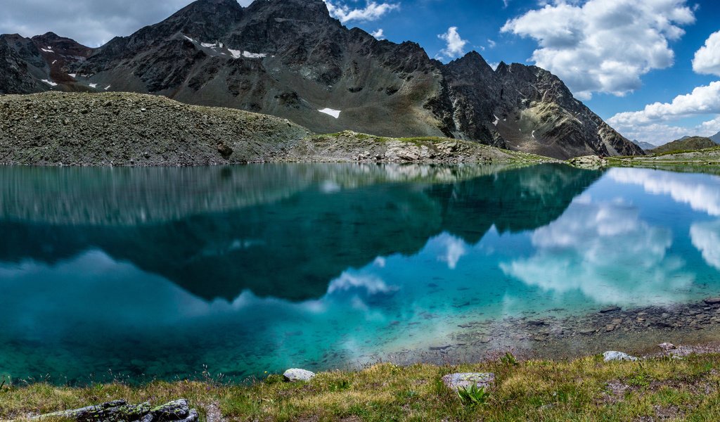 Обои облака, озеро, горы, камни, швейцария, гладь, clouds, lake, mountains, stones, switzerland, surface разрешение 2560x1600 Загрузить