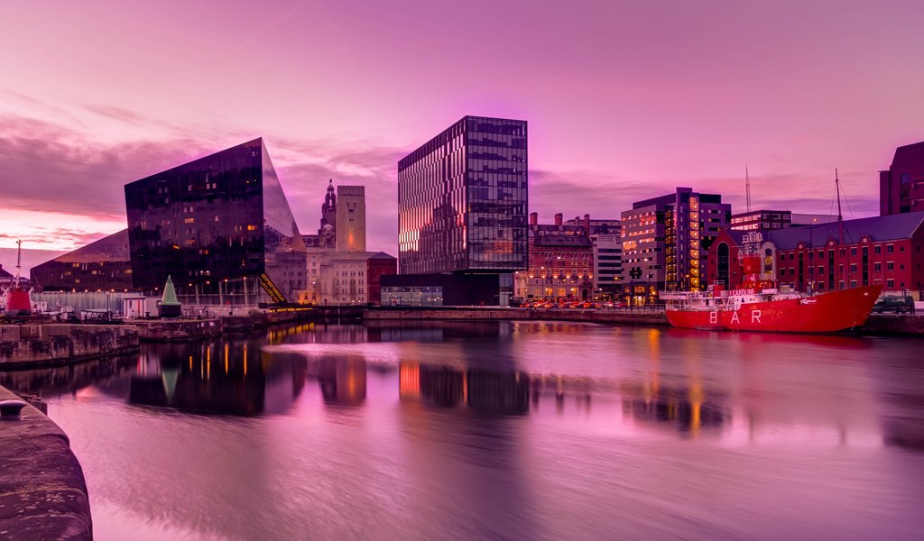 Обои вода, вечер, корабль, дома, англия, порт, ливерпуль, water, the evening, ship, home, england, port, liverpool разрешение 2048x1364 Загрузить