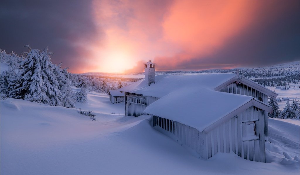 Обои небо, свет, вечер, снег, зима, домик, the sky, light, the evening, snow, winter, house разрешение 2048x1365 Загрузить