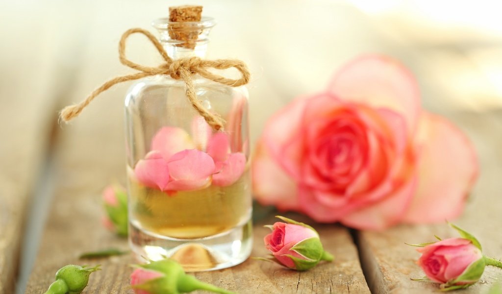 Обои цветы, бутоны, розы, лепестки, масло, духи, флакон, flowers, buds, roses, petals, oil, perfume, bottle разрешение 2880x1800 Загрузить