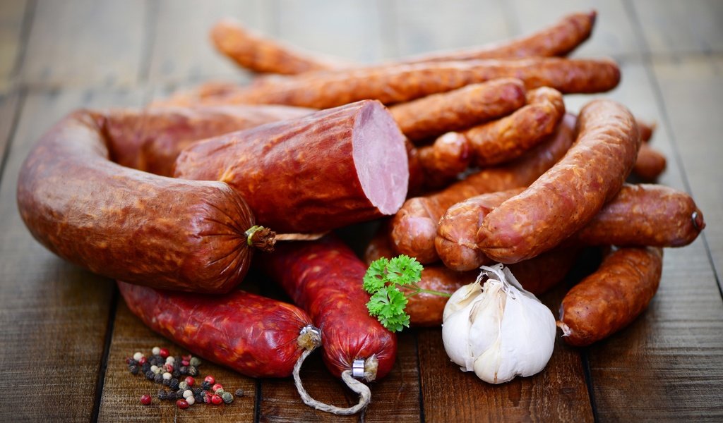 Обои колбаса, чеснок, специи, колбаски, копченая, колбасные изделия, sausage, garlic, spices, sausages, smoked разрешение 3840x2563 Загрузить