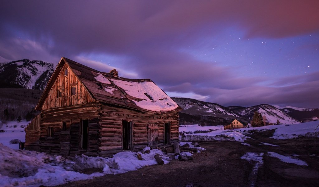 Обои небо, ночь, снег, зима, звезды, дом, изба, заброшенный, the sky, night, snow, winter, stars, house, hut, abandoned разрешение 2048x1204 Загрузить