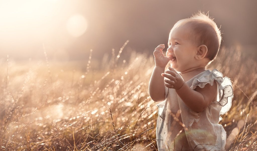 Обои свет, трава, природа, дети, радость, ребенок, малыш, рубашка, light, grass, nature, children, joy, child, baby, shirt разрешение 2000x1333 Загрузить