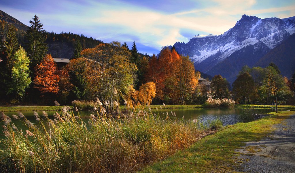 Обои небо, облака, деревья, река, горы, природа, осень, the sky, clouds, trees, river, mountains, nature, autumn разрешение 2500x1907 Загрузить