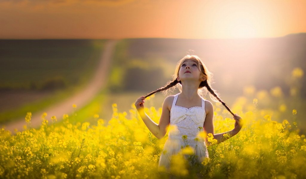 Обои солнце, настроение, поле, лето, девочка, прогулка, косички, the sun, mood, field, summer, girl, walk, braids разрешение 1920x1200 Загрузить