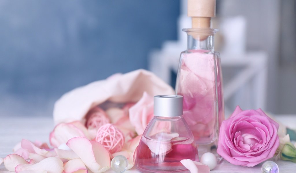 Обои розы, лепестки, масло, аромат, духи, бутылочка, флакон, roses, petals, oil, aroma, perfume, bottle разрешение 2880x1800 Загрузить