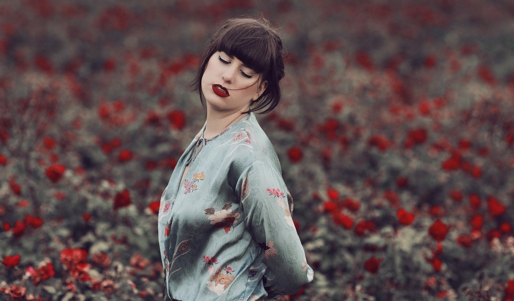 Обои цветы, девушка, волосы, губы, лицо, закрытые глаза, mara saiz, flowers, girl, hair, lips, face, closed eyes разрешение 2048x1365 Загрузить