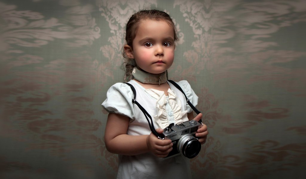 Обои портрет, взгляд, лицо, ребенок, камера, размытие, gевочка, bill gekas, portrait, look, face, child, camera, blur, girl разрешение 3000x1800 Загрузить