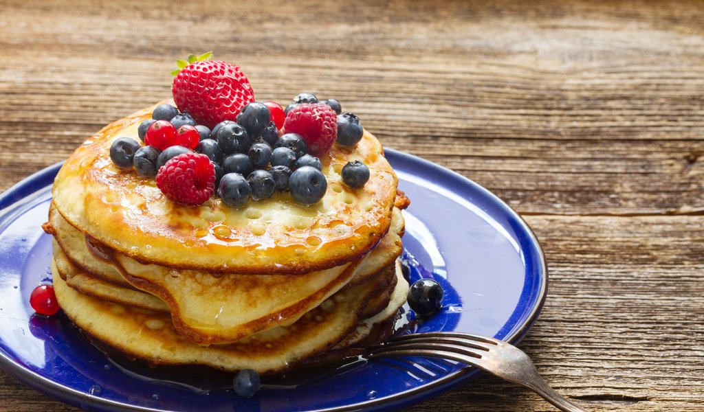 Обои малина, клубника, ягоды, черника, блины, смородина, оладьи, raspberry, strawberry, berries, blueberries, pancakes, currants разрешение 5022x3348 Загрузить