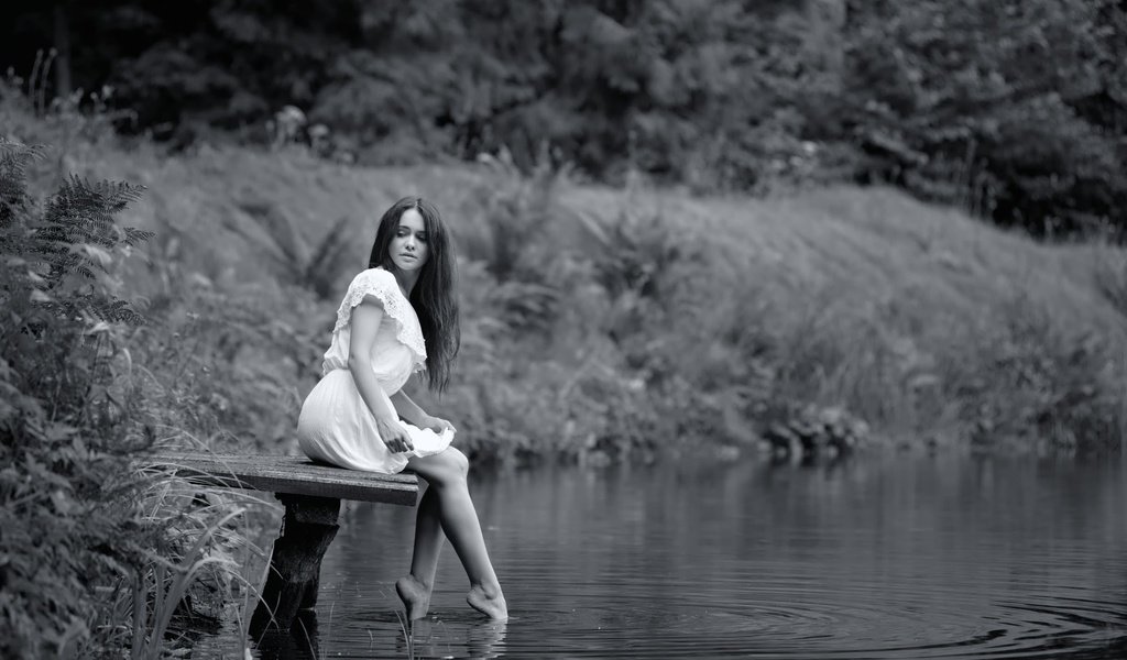 Обои вода, мостик, девушка, чёрно-белое, ножки, irene, ivan borys, lviv, water, the bridge, girl, black and white, legs разрешение 2000x1334 Загрузить