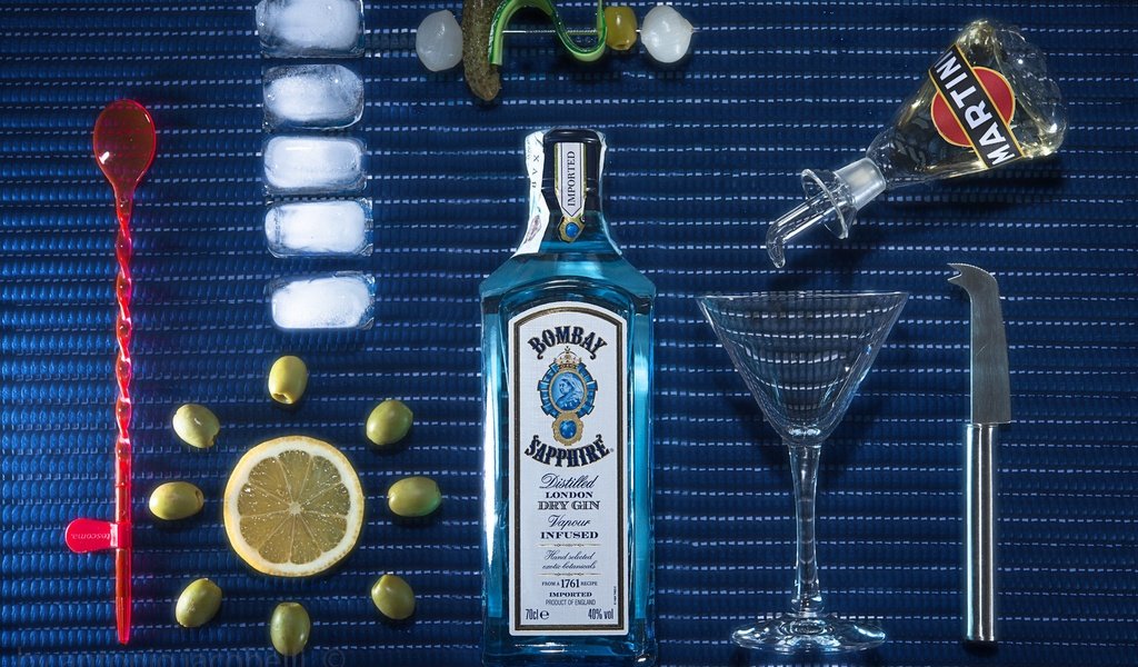 Обои джин, лёд, бокал, лимон, бутылка, оливки, мартини, dry martini, gin, ice, glass, lemon, bottle, olives, martini разрешение 2048x1367 Загрузить