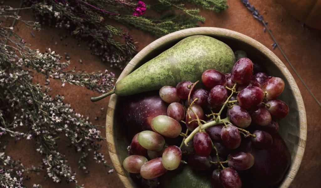 Обои виноград, фрукты, яблоки, полевые цветы, груши, миска, grapes, fruit, apples, wildflowers, pear, bowl разрешение 3320x2752 Загрузить