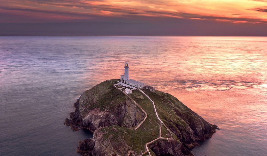 Обои небо, anglesey, south stack lighthouse, облака, закат, море, скала, маяк, мыс, уэльс, the sky, clouds, sunset, sea, rock, lighthouse, cape, wales разрешение 2048x1365 Загрузить