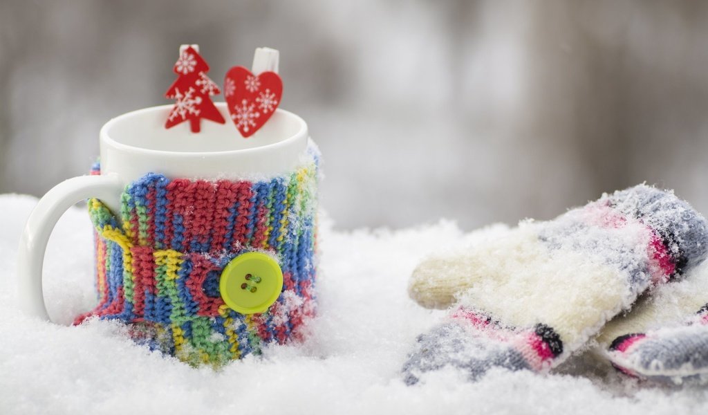 Обои снег, зима, кофе, кружка, чай, варежки, snow, winter, coffee, mug, tea, mittens разрешение 1920x1200 Загрузить