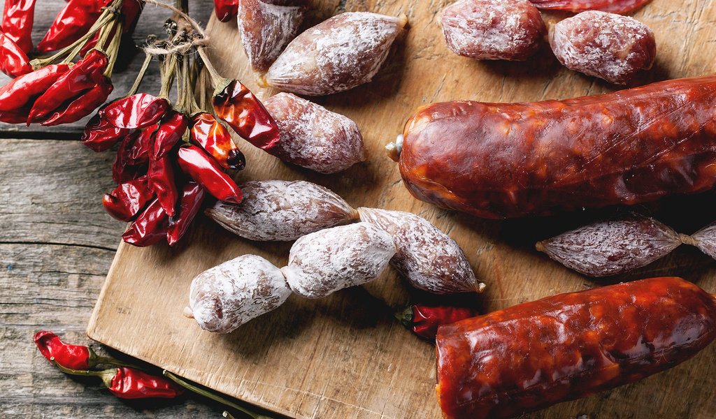 Обои колбаса, перец, сосиски, мясные продукты, копчения, sausage, pepper, meat products, smoked разрешение 1920x1200 Загрузить