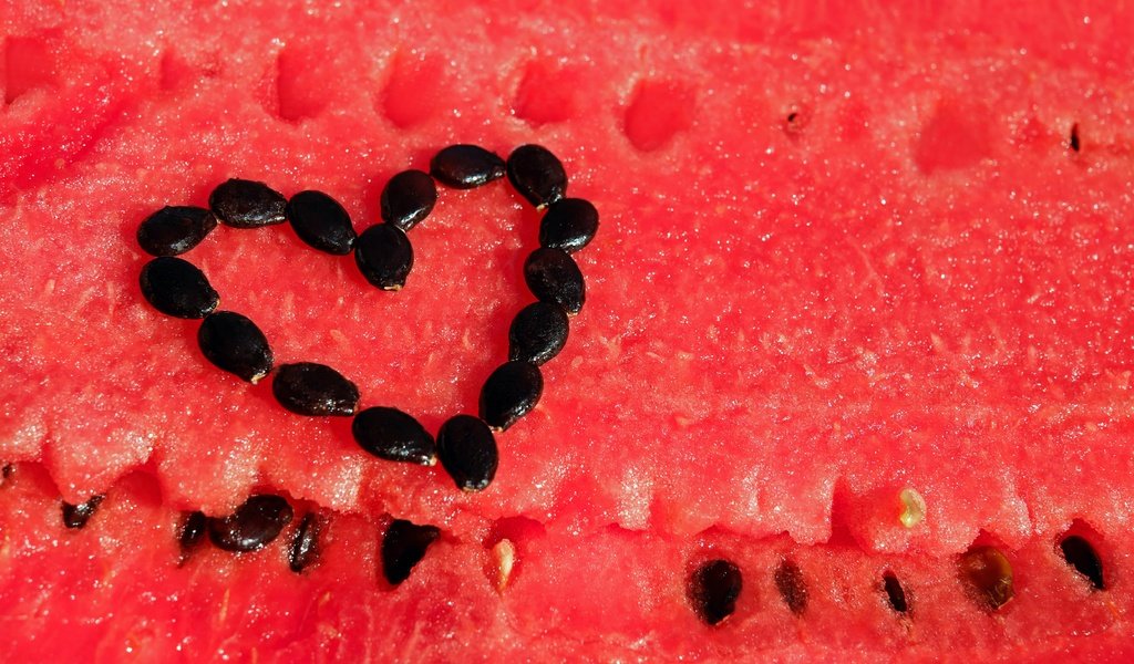 Обои ягода, сердце, арбуз, ломтики, семена, мякоть, berry, heart, watermelon, slices, seeds, the flesh разрешение 4896x3264 Загрузить