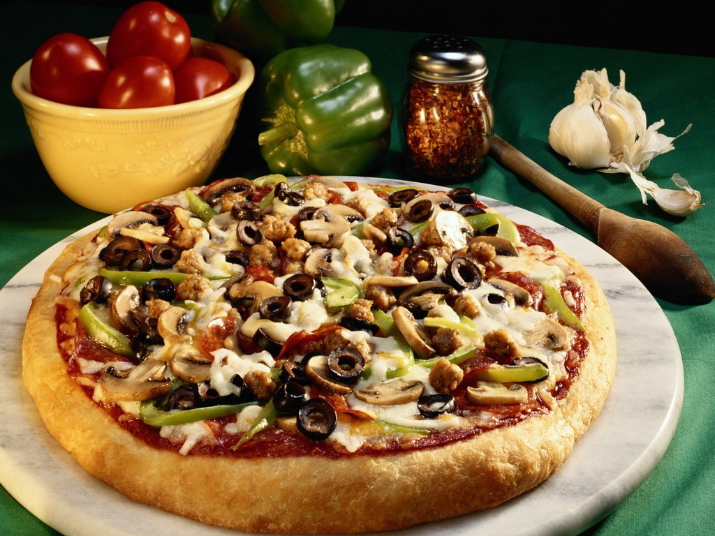 Обои еда, грибы, вкусно, пицца, пища, сытно, маслины, чеснок, food, mushrooms, delicious, pizza, satisfying, olives, garlic разрешение 1920x1200 Загрузить