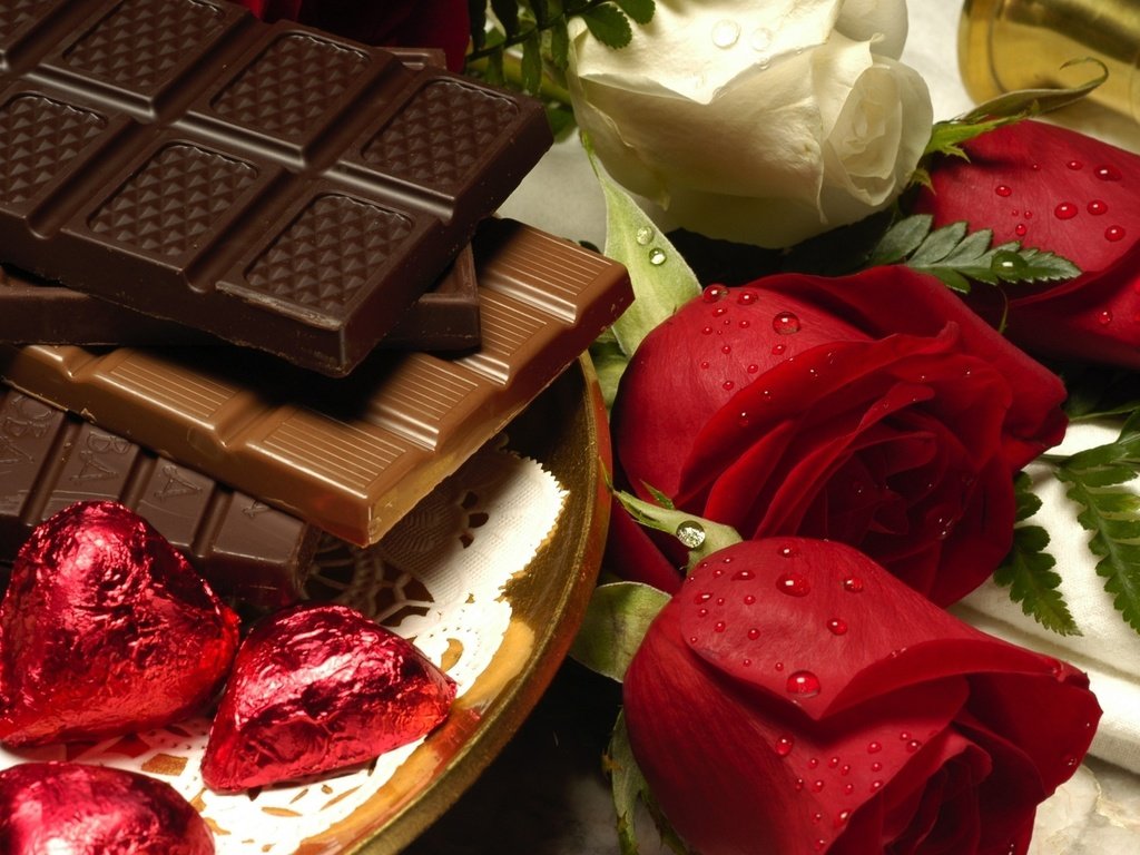 Обои розы, шоколад, поднос, капли воды, roses, chocolate, tray, water drops разрешение 2560x1600 Загрузить