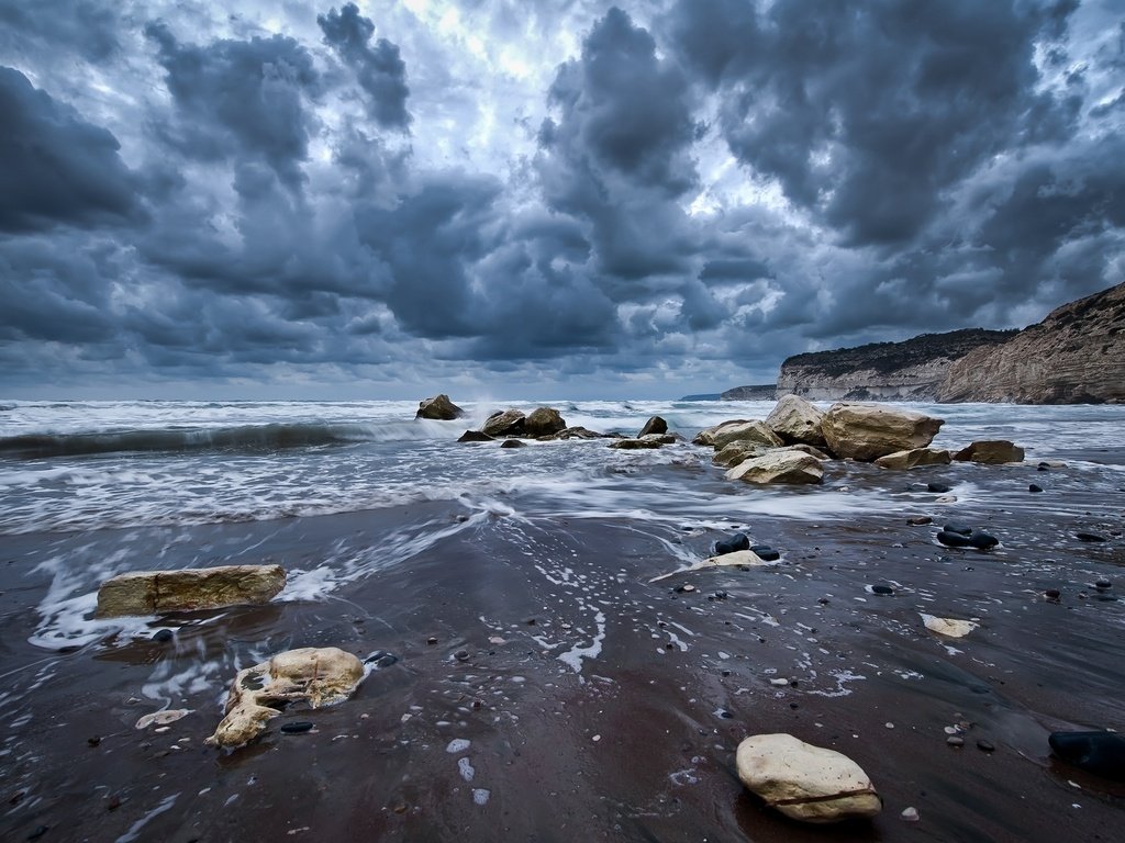 Обои небо, тучи, океан, облака, вода, скалы, природа, камни, берег, волны, the sky, the ocean, clouds, water, rocks, nature, stones, shore, wave разрешение 2560x1600 Загрузить