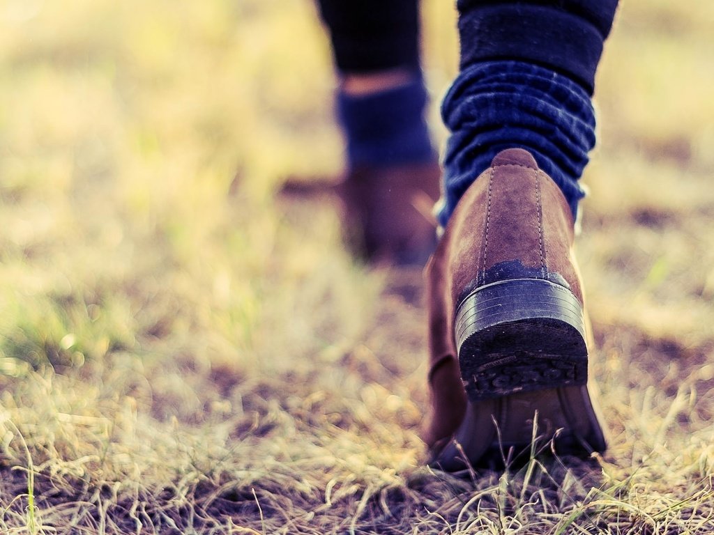 Обои трава, ноги, обувь, шаги, подошва, grass, feet, shoes, steps, sole разрешение 1920x1200 Загрузить