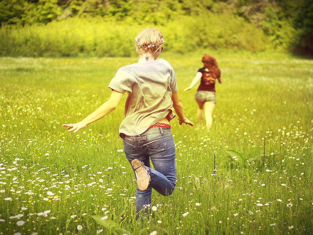 Обои поле, лето, радость, девушки, ромашки, позитив, бегут, field, summer, joy, girls, chamomile, positive, run разрешение 2560x1600 Загрузить