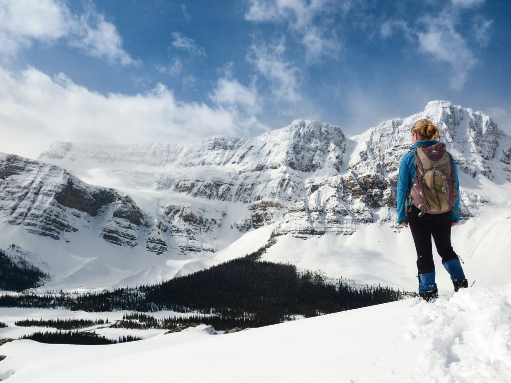 Обои небо, облака, горы, снег, лес, девушка, лыжи, the sky, clouds, mountains, snow, forest, girl, ski разрешение 1920x1200 Загрузить