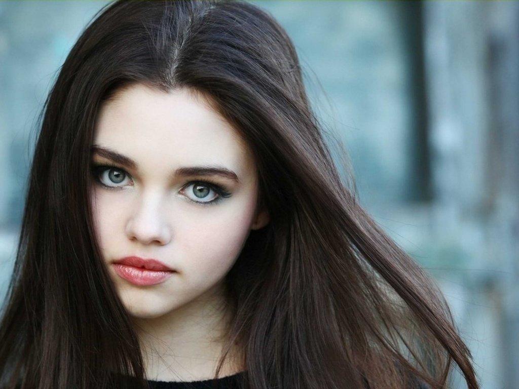 Обои брюнетка с большими, india eisley, индиа айсли, милыми, красивыми глазами и, пухлыми губами, на которые, нанесли, бледно-розовый, блеск., brunette with big, cute, beautiful eyes and, plump lips, which, caused, pale pink, shine. разрешение 2560x1600 Загрузить