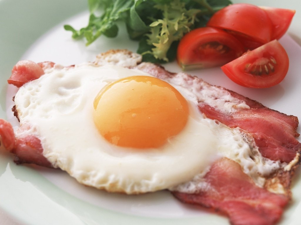 Обои и, яичница, с беконом, помидорами, зеленью., and, scrambled eggs, bacon, tomatoes, greens. разрешение 2560x1600 Загрузить
